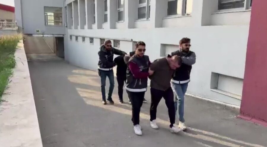 Adana’daki suç örgütlerine silah getiren 2 şüpheli tutuklandı: 53 tabanca ele geçirildi